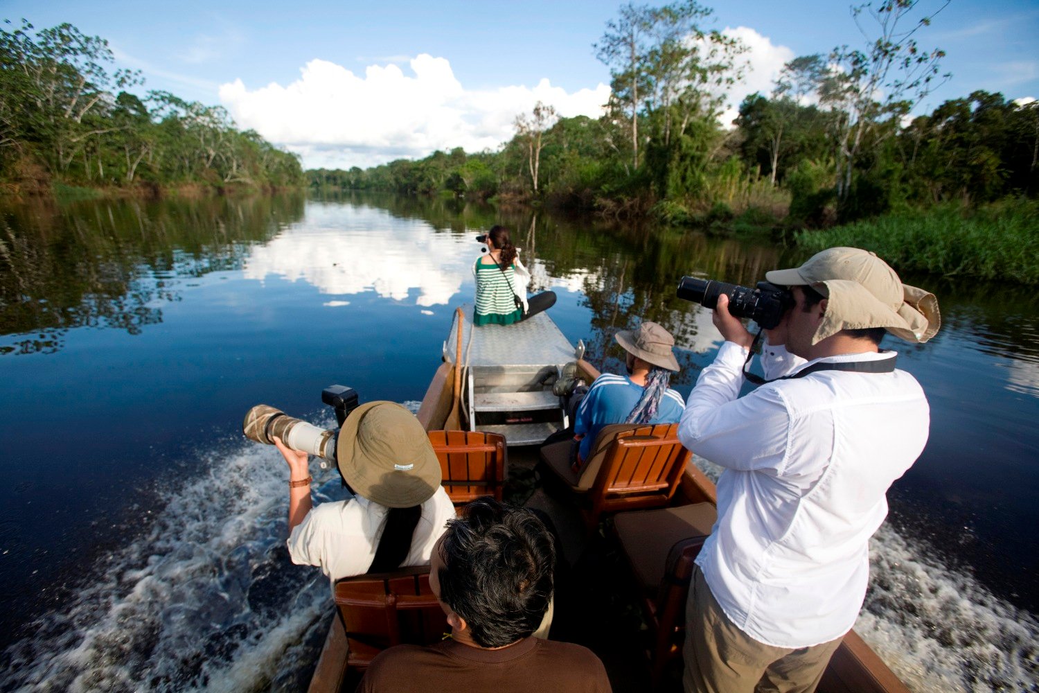 Turistas realizando excursión en bote por el Río Yanayacu, en la Reserva Nacional Pacaya Samiria.