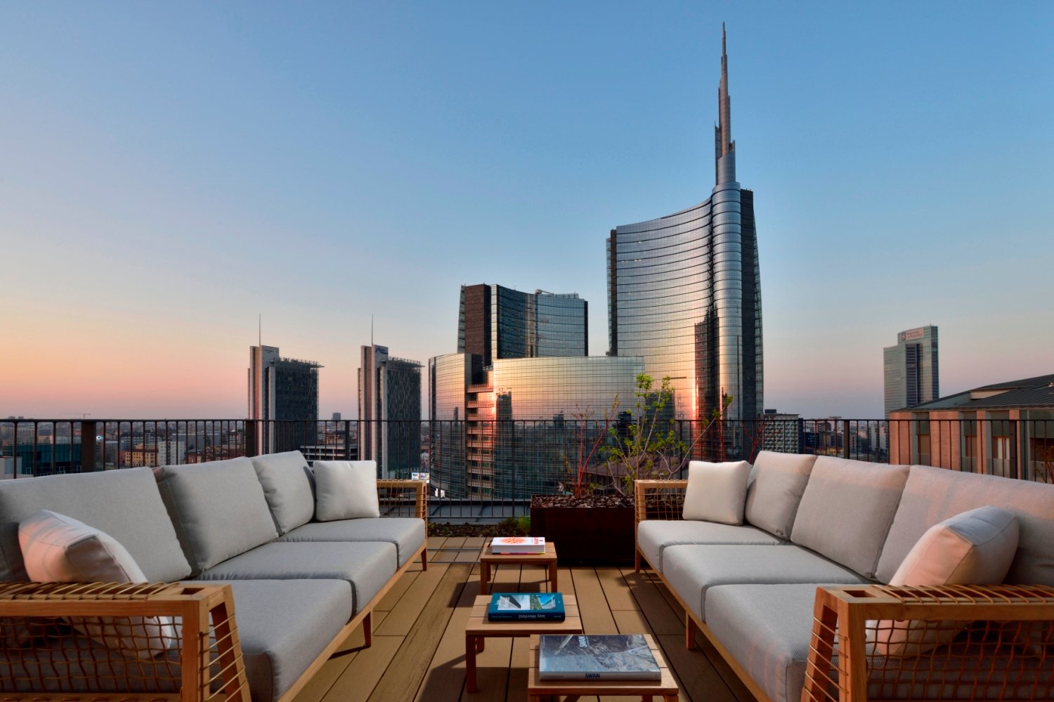 UE_MilanoVerticale_Milano_AlpiPenthouse_tramonto