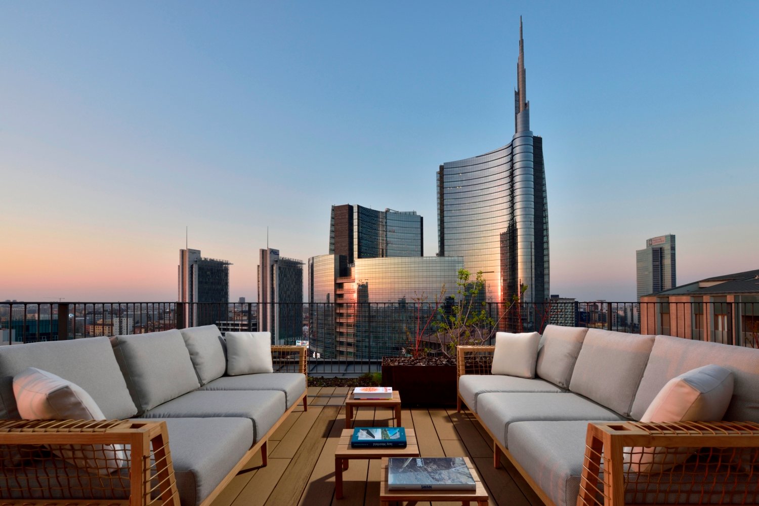Top UE_MilanoVerticale_Milano_AlpiPenthouse_tramonto-2