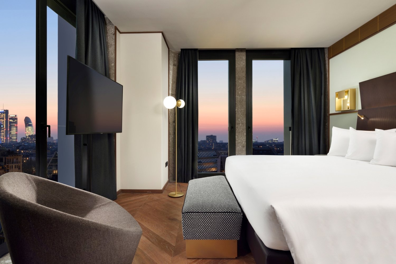 UE_MilanoVerticale_Milano_Suite_Vista2-2100x1402-4