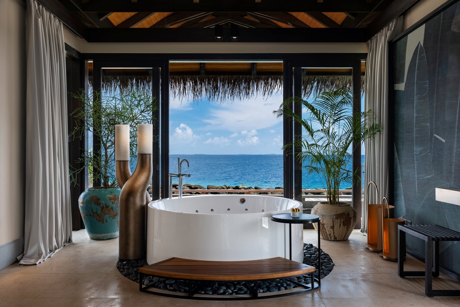 Velaa_Private_Island_Romantic_Pool_Residence_Bathr