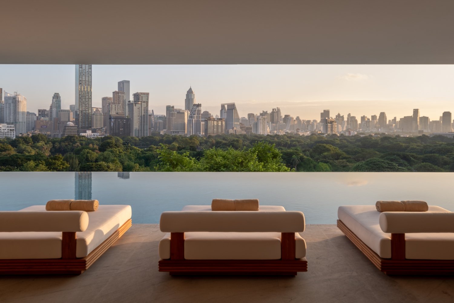 Copy of Top dusit-thani-bangkok-facility-pool-park-view-day-ti